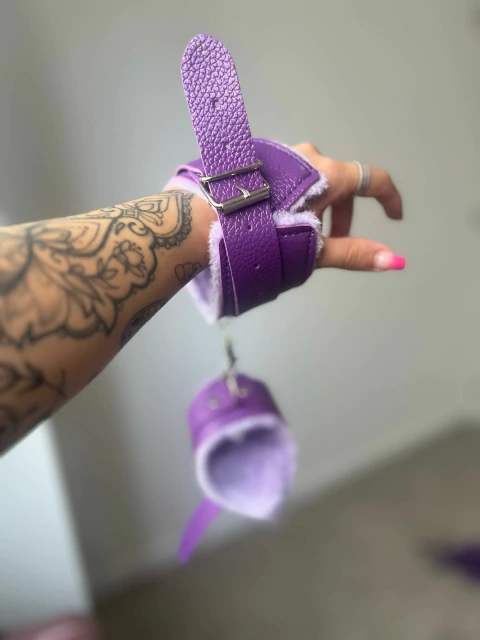 Algema em pelúcia roxa