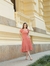 Vestido em Crepe Anarruga Monreale Coral 1028 Valentina Sirrah - Via Karol I Moda Evangélica I Frete Grátis Estado de SP I Parcele até 6x