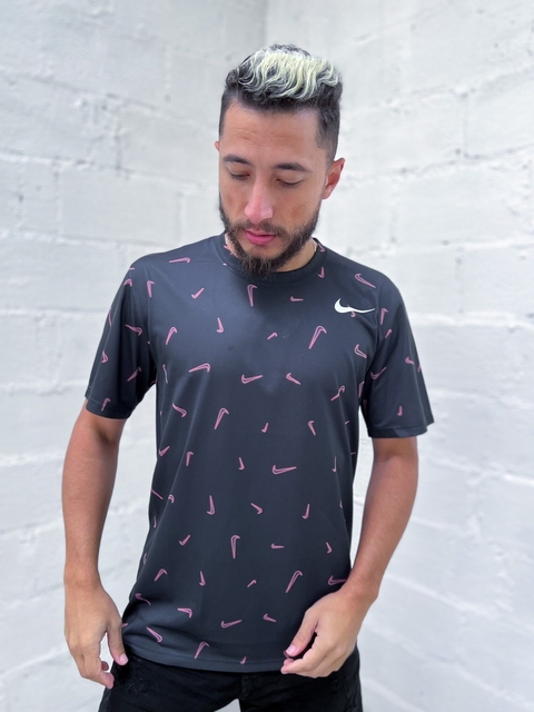 Camiseta Nike Logomania Preta