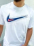 Camiseta Nike Branca Logo Marinho Month - comprar online