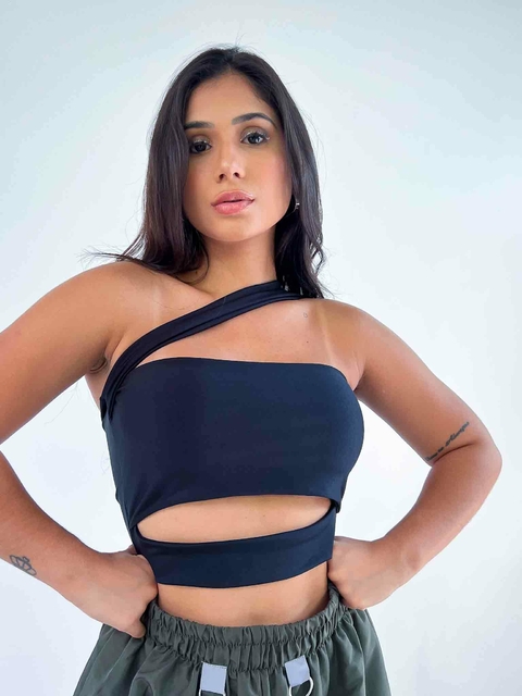 Cropped Feminino Assimétrico Preto com Recorte Um Ombro Só