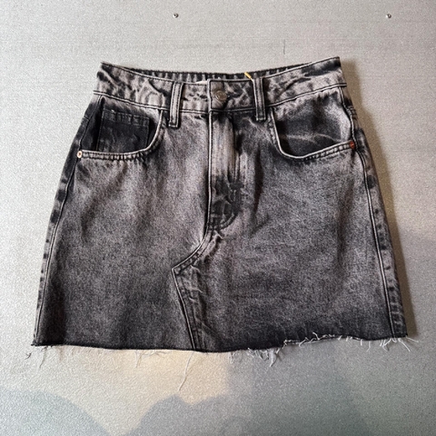 Saia Jeans Barra a Fio Preta Estonada - comprar online