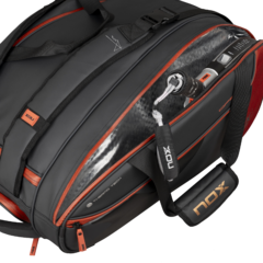 Raqueteira Luxury Open Series 2024 | NOX - Preto / Vermelho - NOX SPORT Brasil - Raquetes de Padel e Beach Tennis. Acessórios, Raqueteiras e Roupas para Padel e Beach Tennis.