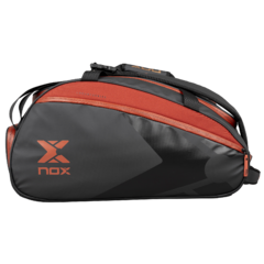 Raqueteira Luxury Open Series 2024 | NOX - Preto / Vermelho - NOX SPORT Brasil - Raquetes de Padel e Beach Tennis. Acessórios, Raqueteiras e Roupas para Padel e Beach Tennis.