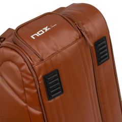 Raqueteira Pro Series | NOX - Marrom - NOX SPORT Brasil - Raquetes de Padel e Beach Tennis. Acessórios, Raqueteiras e Roupas para Padel e Beach Tennis.