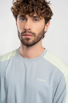 Camisa Esportiva Masculina PRO | NOX - Cinza Névoa - NOX SPORT Brasil - Raquetes de Padel e Beach Tennis. Acessórios, Raqueteiras e Roupas para Padel e Beach Tennis.