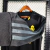 camisa-real-madrid-third-3-iii-23-24-manga-comprida-preta-amarela-vini-la-liga