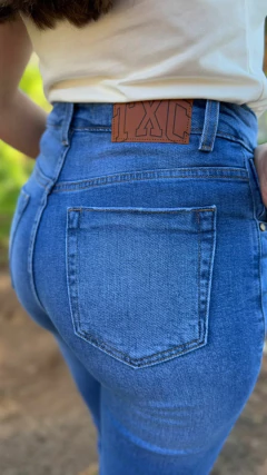 CALÇA JEANS FEMININA MOM TXC na internet