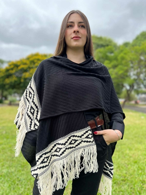 RUANA PAMPA COM FRANJA PRETA