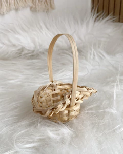 Cesta de palha para boneca