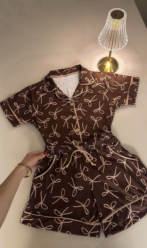 PIJAMA AMERICANO LAÇOS - MARROM E NUDE