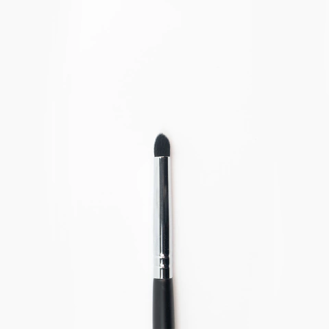 PRECISION EYESHADOW BRUSH - SP64