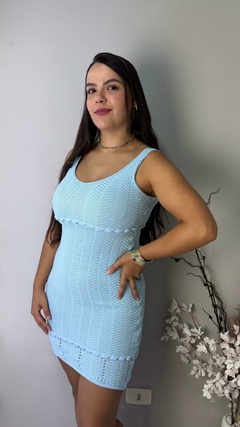 VESTIDO TRICÔ MODAL AJUSTAVEL AO CORPO COM DETALHE NA BARRA E DECOTE RAQUEL