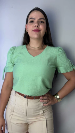 BLUSA COM MANGA CURTA, GOLA V E DETALHE DE LAÇO KÁTIA