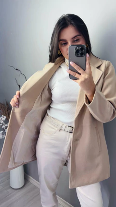 SOBRETUDO GISELE LÃ BATIDA COM FORRO BOLSO E FECHAMENTO EM BOTÕES - loja online