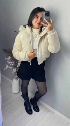 JAQUETA DAIANE, PUFFER COM TOUCA REMOVIVEL, GROSSA, QUENTINHA, PELINHO, ENCHIMENTO, FORRADA COM BOLSO, ZIPER E BOTÕES - comprar online