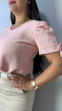 BLUSA COM MANGA CURTA, GOLA V E DETALHE DE LAÇO KÁTIA - Lih Style | Moda Feminina 