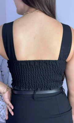 Cropped com elástico e detalhes de botões Adele na internet