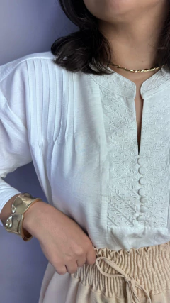 Imagem do BATA COM MANGA LONGA E BORDADO MIRELA