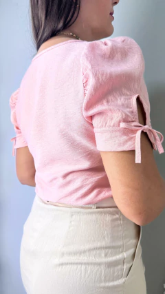 BLUSA COM MANGA CURTA, GOLA V E DETALHE DE LAÇO KÁTIA - loja online