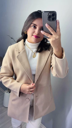 SOBRETUDO GISELE LÃ BATIDA COM FORRO BOLSO E FECHAMENTO EM BOTÕES na internet