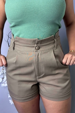 Short Alfaiataria curto com bolso, passante de cinto, detalhe de corte na cintura e barra dobrada Marcia - comprar online