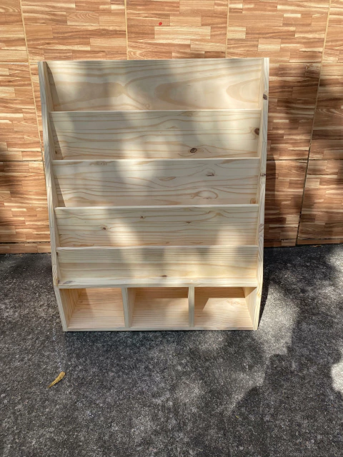 Porta livros natural com nicho em 3 divisoes