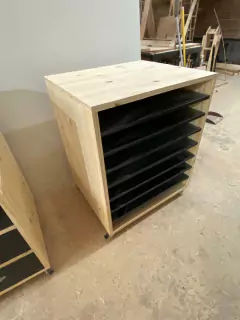 Movel com prateleiras para papel Godoy prancha pinus e mdf preto com rodízios