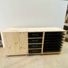 Movel com prateleiras para papel Godoy prancha pinus e mdf preto com rodízios - comprar online