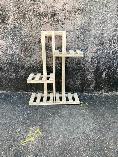 Floreira Mary P com 4 prateleiras ripadas