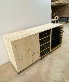 Movel com prateleiras para papel Godoy prancha pinus e mdf preto com rodízios na internet