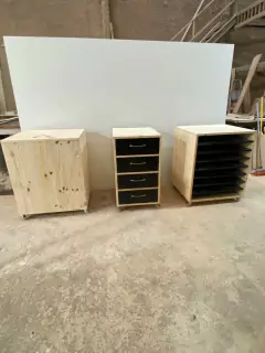 Movel com prateleiras para papel Godoy prancha pinus e mdf preto com rodízios - NoCaprichoWood - Móveis Rústicos de Pinus em Fortaleza