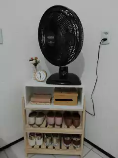 Mesinha de cabeceira Gabriel com 2 prateleiras - comprar online