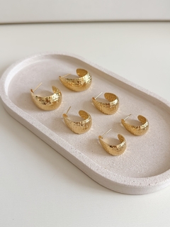 Argola Detalhada P,M e G de Semijoia - loja online