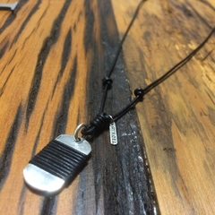 Gargantilha de Couro com Pingente de Prata Placa Militar Kids