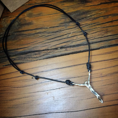 Colar de Couro com Pingente de Prata Cristo