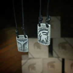 Escapulário de Couro com Pingente de Prata Tróia