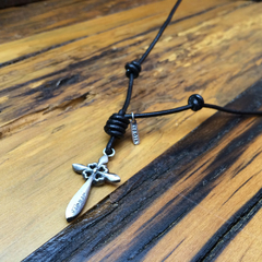 Colar de Couro com Pingente de Prata Crucifixo Arabesco