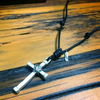 Colar de Couro com Pingente de Prata Crucifixo Enrolado