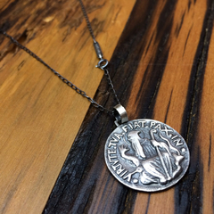 Colar de Prata Medalha São Bento Sentado