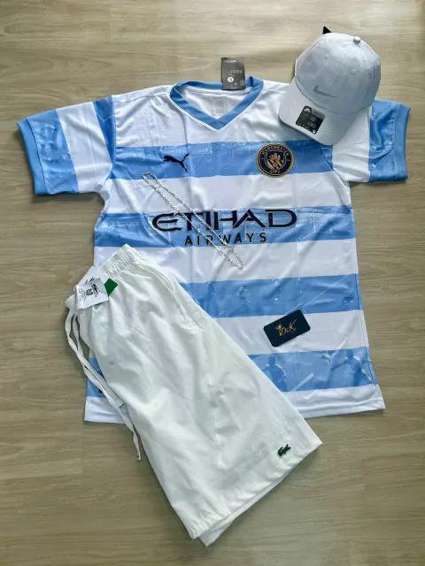 KIT CAMISA MANCHESTER CITY LISTRADA + BONÉ NIKE BRANCO + BERMUDA LACOSTE BRANCO