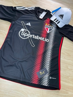 KIT SÃO PAULO NOVA CAMISA TERCEIRA 2023+ BONÉ ADIDAS BRANCO - comprar online