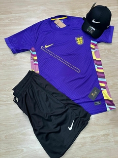 KIT CAMISA INGLATERRA ROXA + BERMUDA NIKE PRETA+ BONÉ NIKE BRANCO na internet