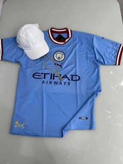 KIT MANCHESTER CITY AZUL NOVA + BONÉ LACOSTE
