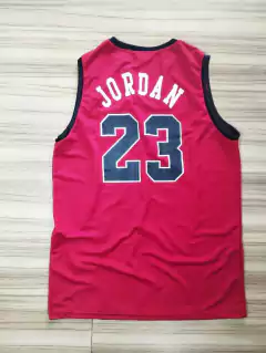 KIT REGATA BASQUETE - CHICAGO BULLS VERMELHA + BONÉ PRETO JORDAN - Dk Store