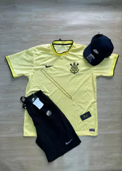 KIT CAMISA CORINTHIANS AMARELA + BONÉ NIKE PRETO + BERMUDA NIKE PRETO