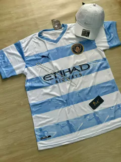 KIT MANCHESTER CITY LISTRADA + BONÉ NIKE BRANCO - comprar online