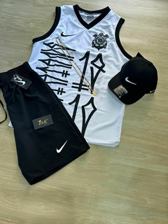 KIT REGATA -CORINTHIANS BRANCA +BERMUDA NIKE PRETA + BONÉ NIKE PRETO - Dk Store