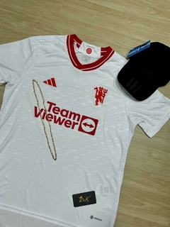 KIT -CAMISA BRANCA NOVA MANCHESTER UNITED + BONÉ ADIDAS ALL BLACK - comprar online
