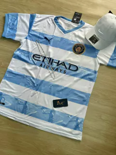 KIT MANCHESTER CITY LISTRADA + BONÉ NIKE BRANCO na internet